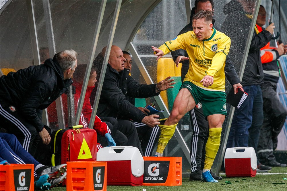 De Roon grapt weer op Twitter, Passlack legt schop tegen microfoon uit