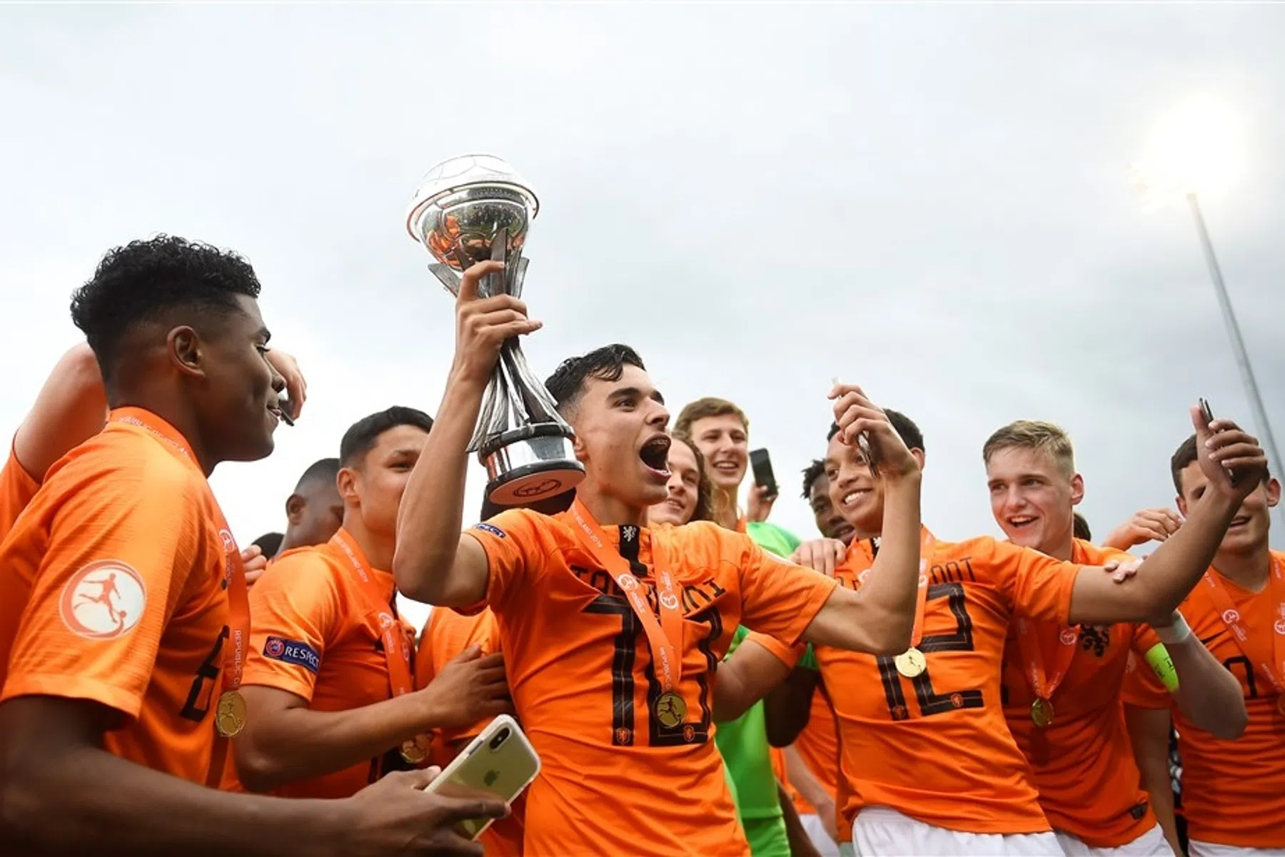 De Toekomst van Oranje: AZ heeft goud in handen, Circus Xavi Simons