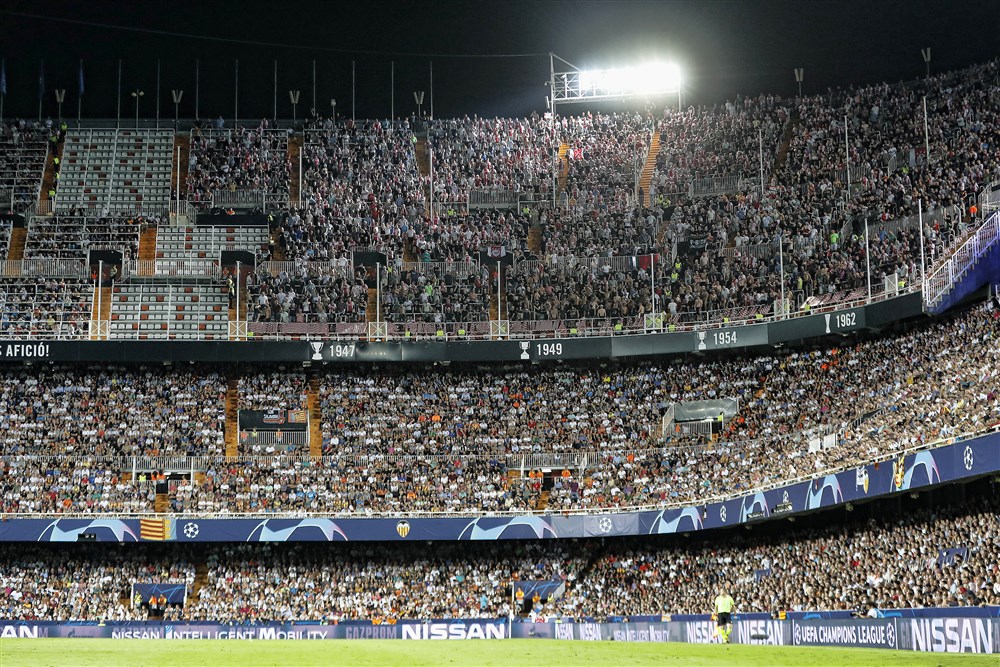 Ajax zonder fans naar Chelsea na misdragingen in Valencia
