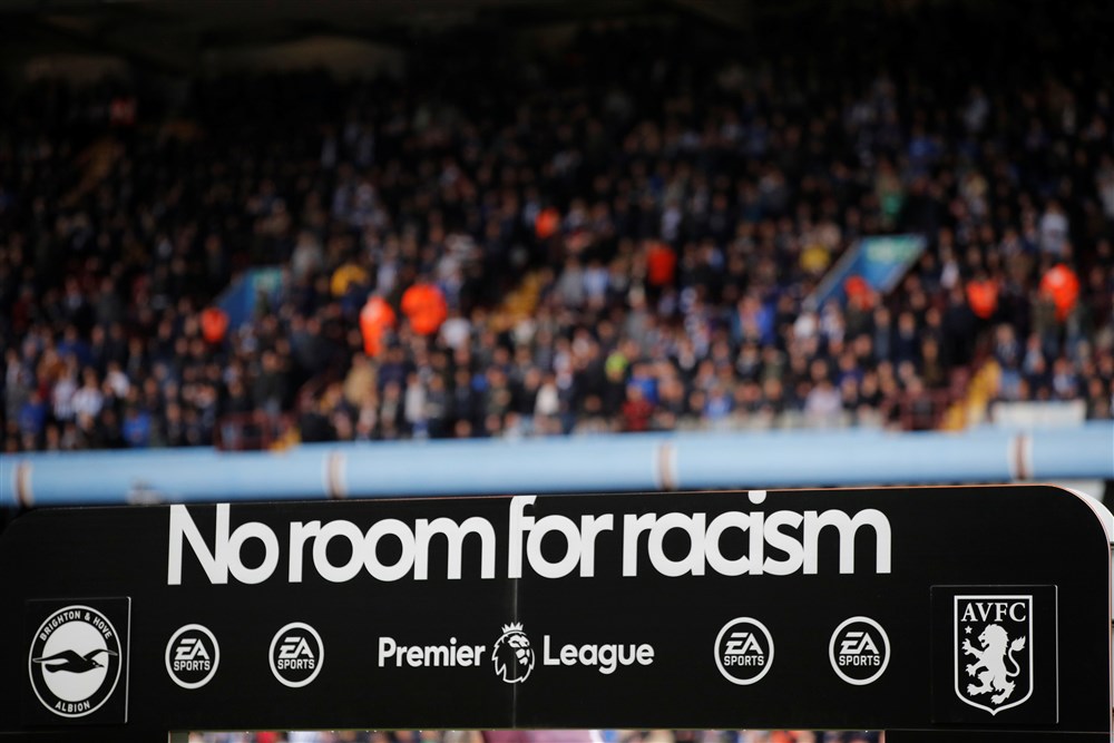 Spelers Engelse club stappen van het veld af na racisme