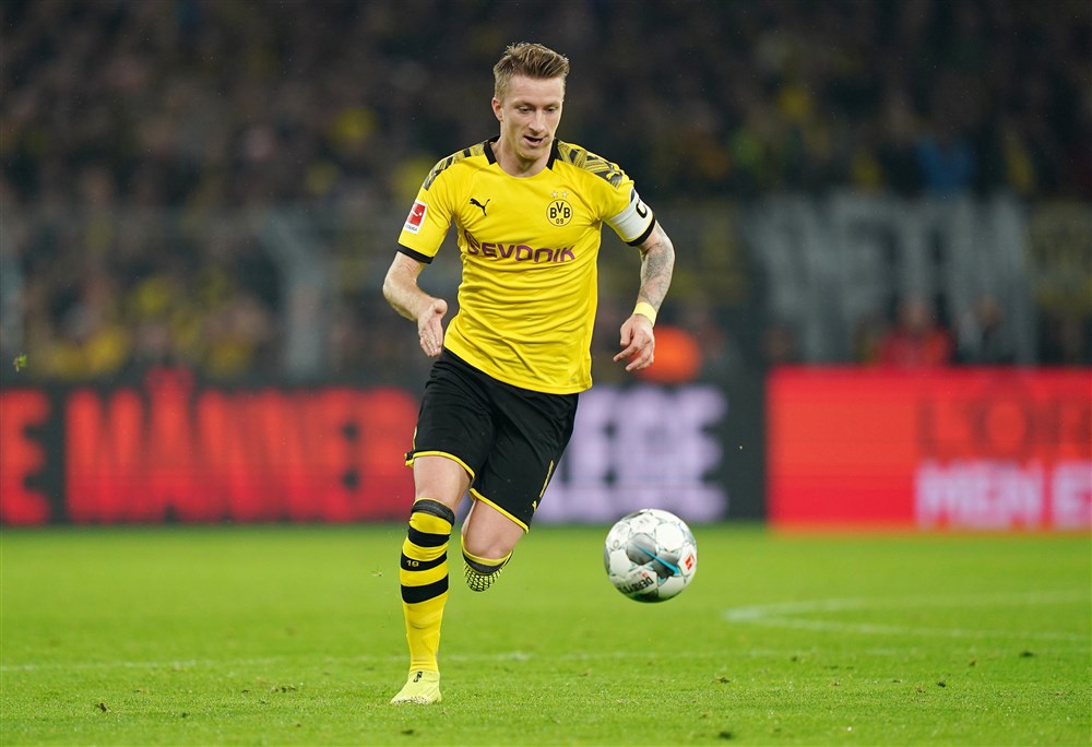 Reus staat op in kraker en houdt Duitse titelstrijd ongemeen spannend