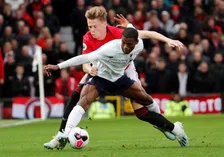 Thumbnail for article: Liverpool houdt schade beperkt op frustrerende VAR-avond in Manchester