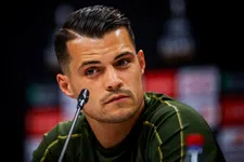 Thumbnail for article: Xhaka pikt stevige kritiek van Evra niet over 'mentaal zwakke baby's'