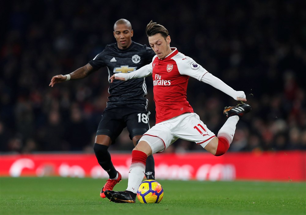 Scholes tipt Arsenal-paria Özil als oplossing voor Manchester United
