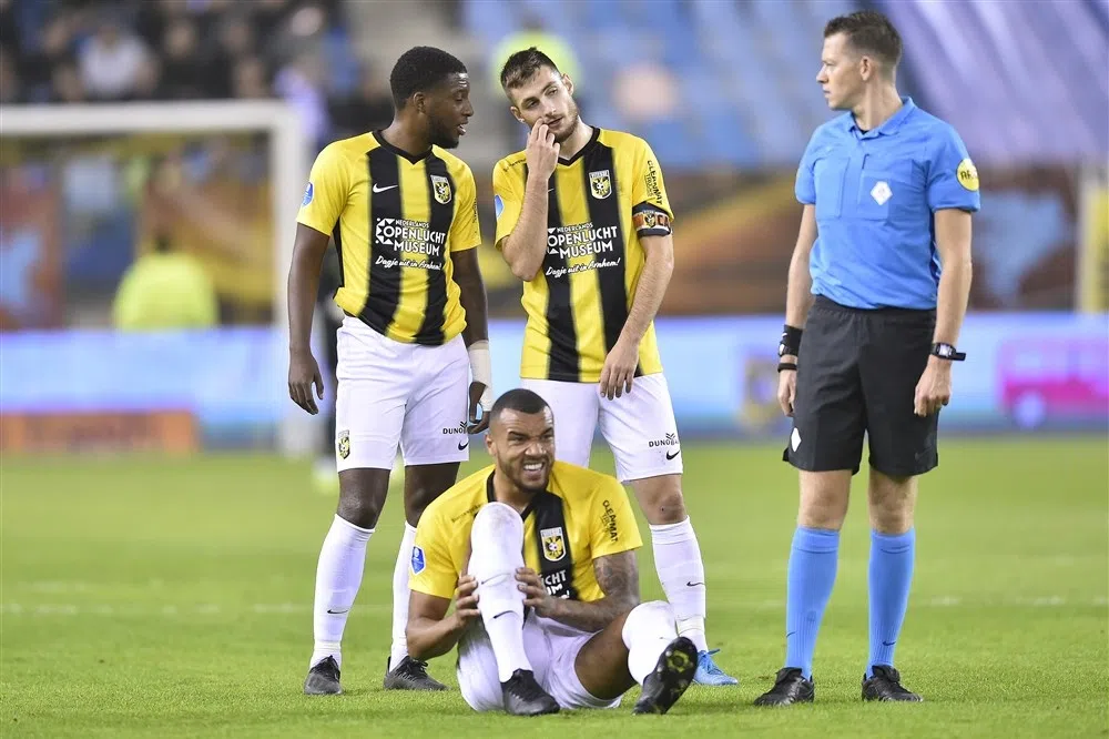 Vitesse met vergeven Bazoer bekert op halve kracht verder