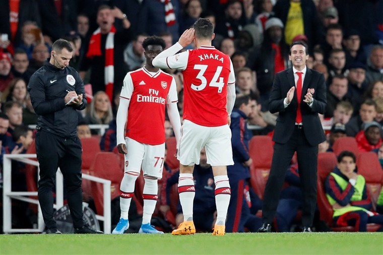 Prominenten fileren Xhaka: 'Hij heeft geen toekomst meer bij Arsenal'