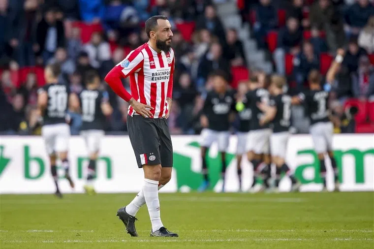 Voetballend loopt het niet bij PSV: 'lhattaren kan van een 6 een 8 maken'