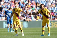 Thumbnail for article: Iniesta geniet van 'opvolger' Frenkie en adviseert Barcelona over Rakitic
