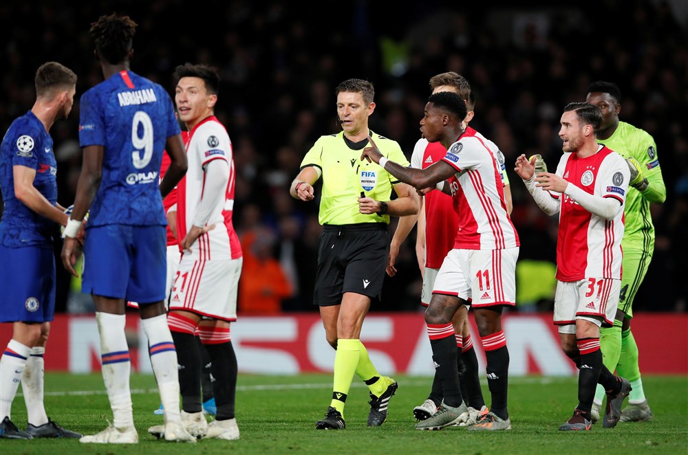 Ajax houdt punt over aan krankzinnig spektakelstuk op Stamford Bridge