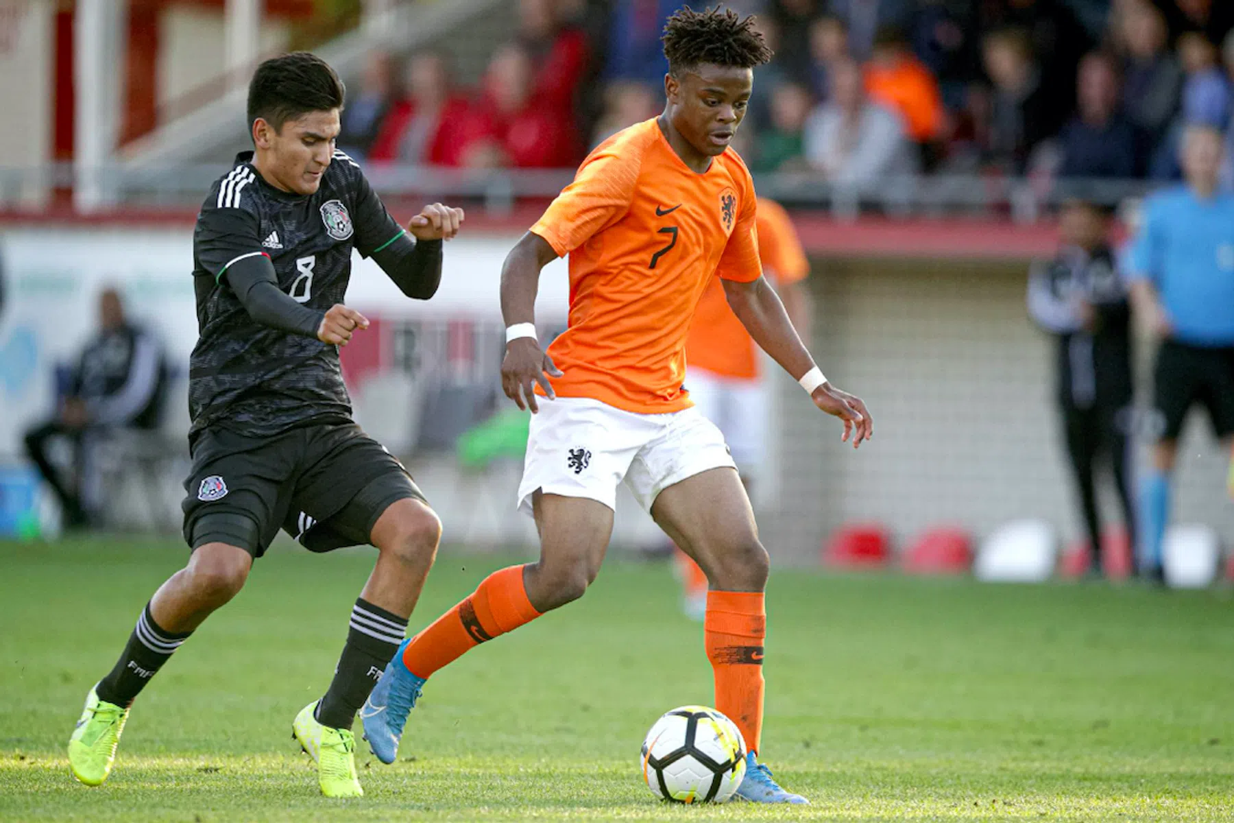Hattrick hero Hansen schiet Oranje naar kwartfinale WK Onder-17