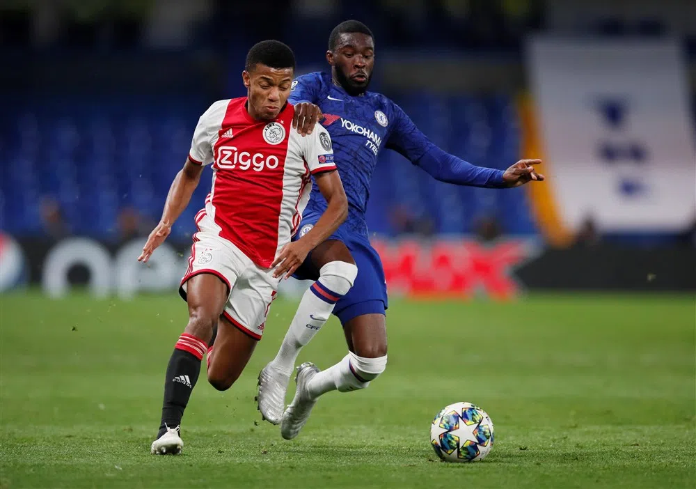Domper voor Ajax: Neres rest van het jaar uitgeschakeld