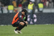 Thumbnail for article: Taison reageert fel op racisme, krijgt rood en gaat in tranen van veld