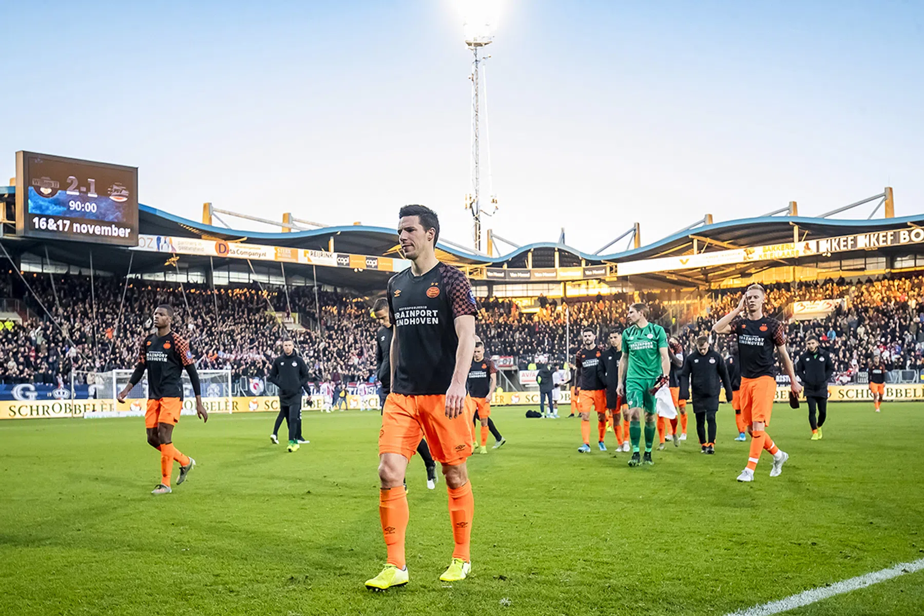 Van Bommel maakt zichzelf kwetsbaar bij zwalkend PSV