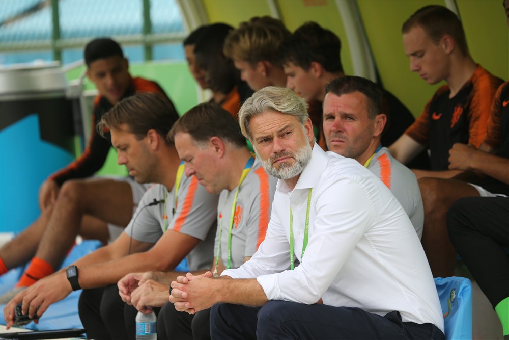 Uitschakeling Oranje Onder-17 komt hard aan bij coach Van der Veen: 'Mijn hart huilt'