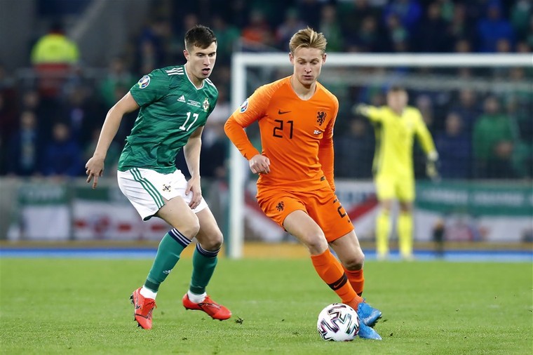 Frenkie de Jong baalt van Noord-Ierse 'stalker' op het middenveld