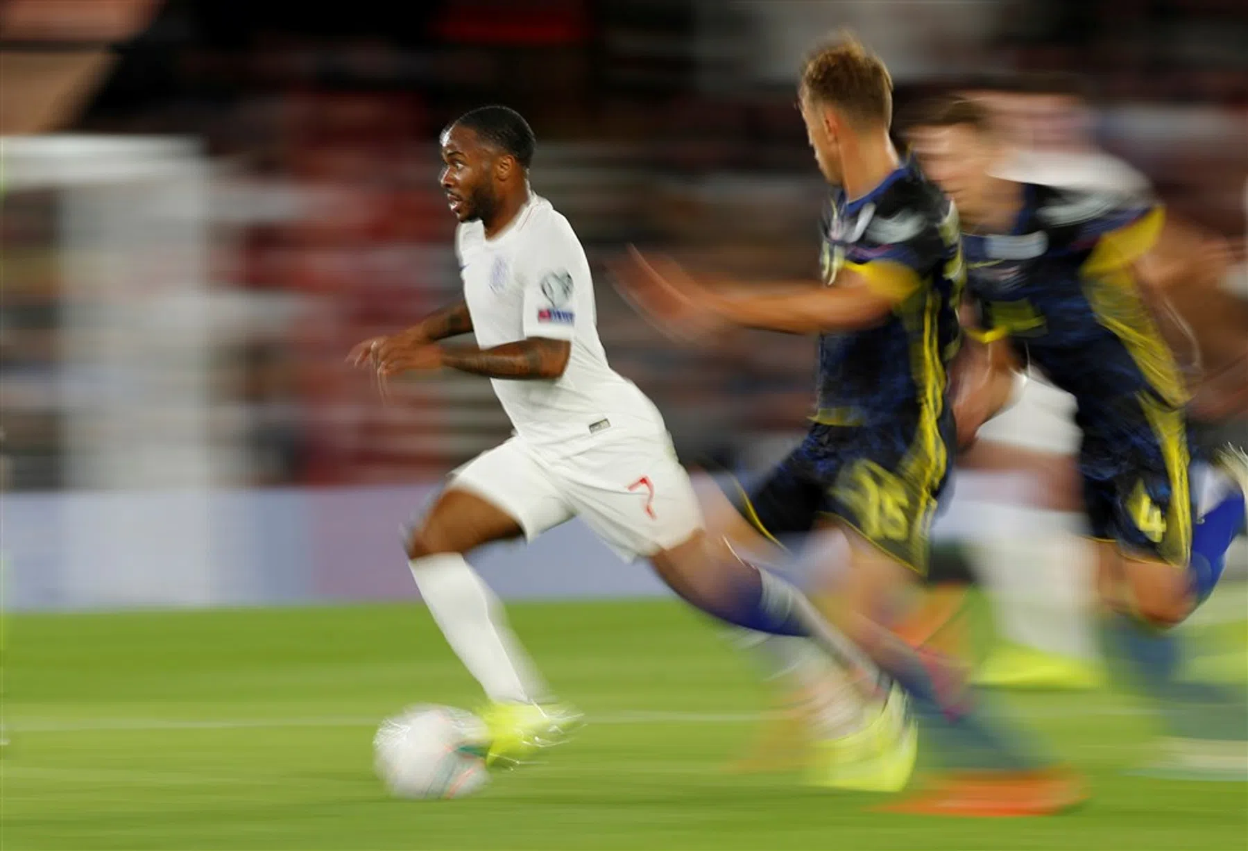 Sterling terug bij Engeland: 'Alleen af te stoppen als je zijn been breekt'