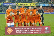 Thumbnail for article: Oranje-selectie zet strijd tegen racisme kracht bij met bijzondere foto