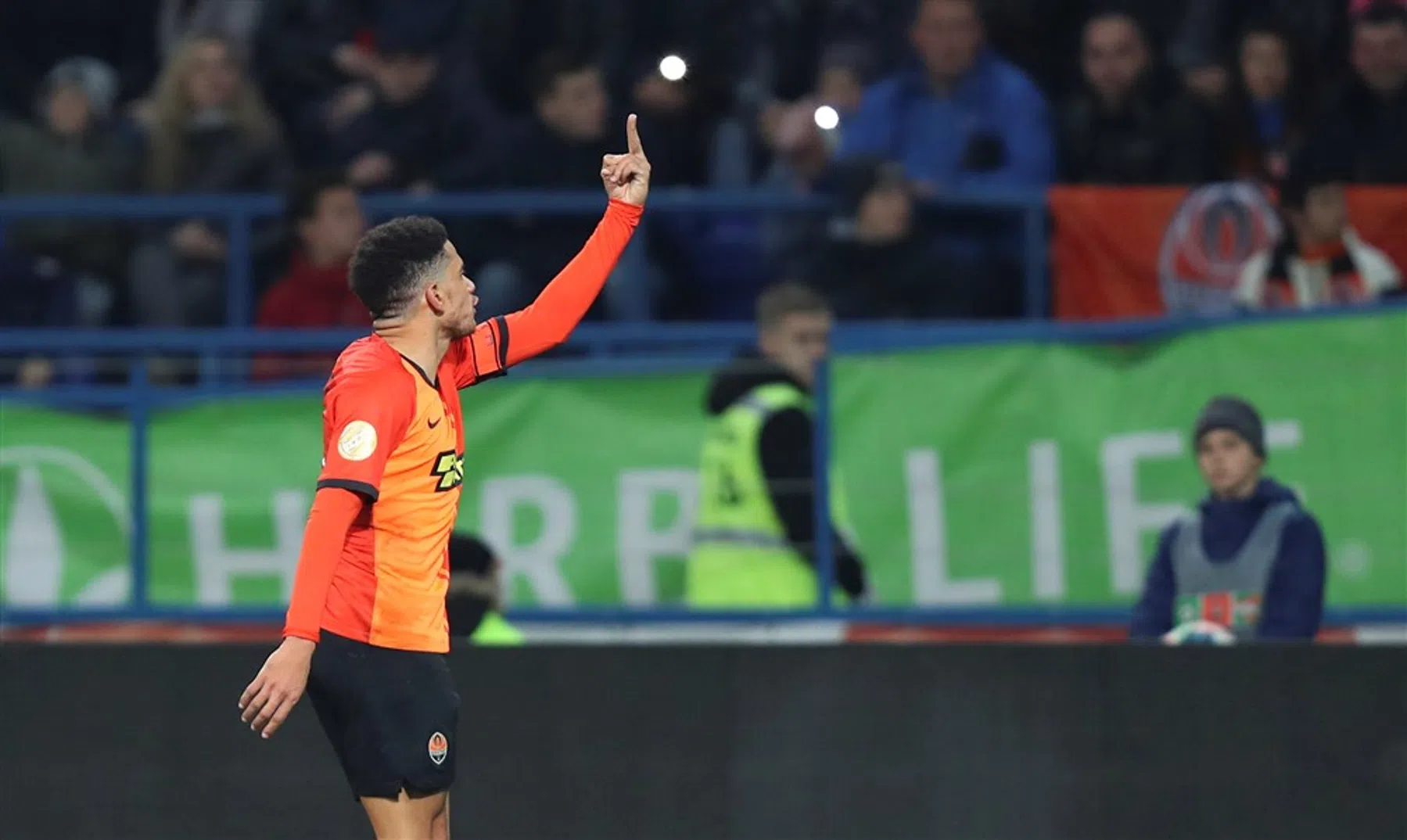 'Onbegrijpelijke' schorsing Taison na reactie op racistische Kiev-fans