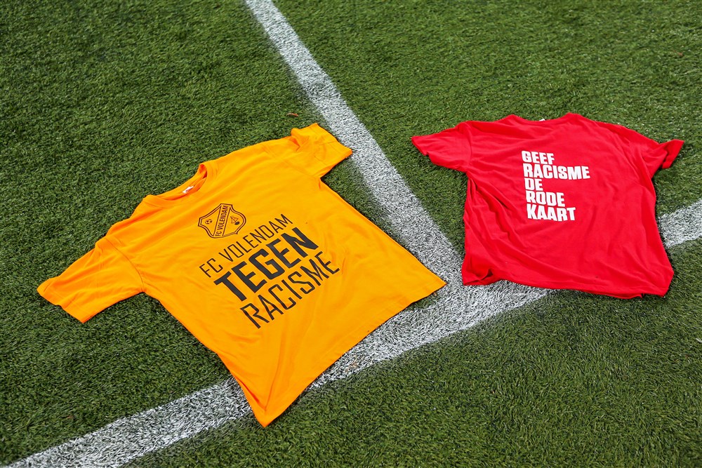 Indrukwekkend statement tegen racisme bij Keuken Kampioen Divisie-duels