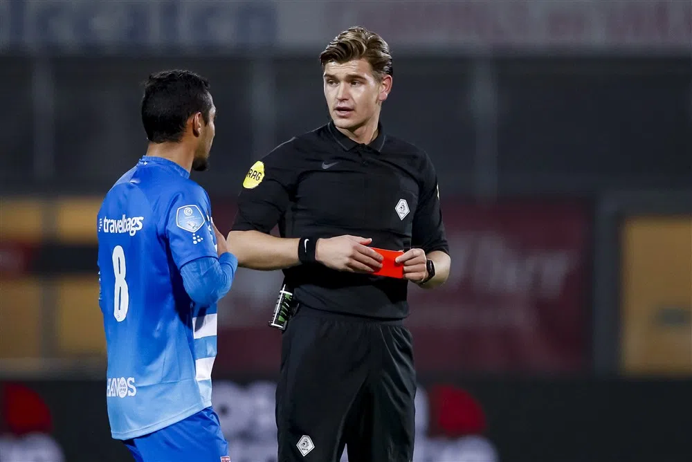 Arbiter Kooij verklaart rode kaarten: 'Dit willen we niet op het voetbalveld'