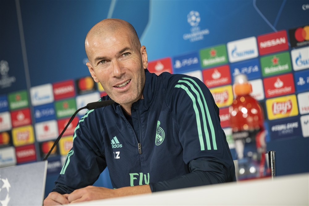 Zidane flirt doodleuk verder: 'Ik ben een beetje verliefd op Mbappé'
