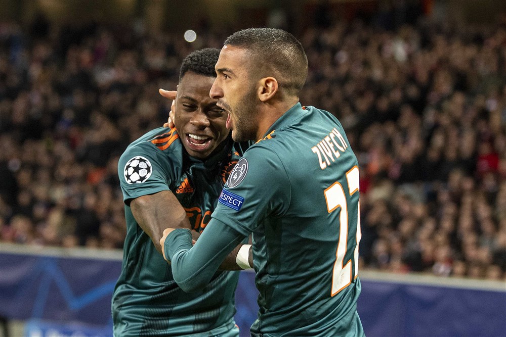 Ajax zet dankzij ingevingen Ziyech grote stap naar knock-outfase