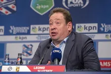 Thumbnail for article: Slutsky denkt met opstappen aan wat het beste voor Vitesse is