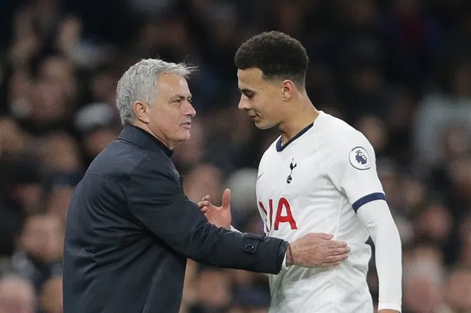 Mourinho zorgt voor spektakel bij Spurs: 'De fans accepteren mij'