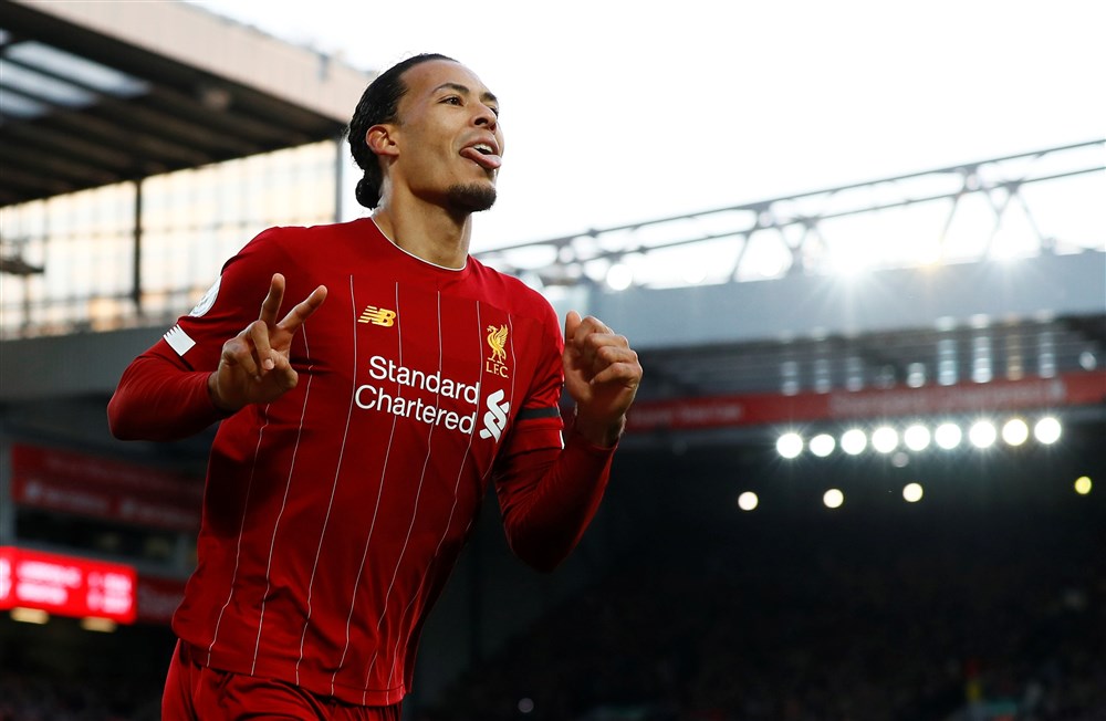 Liverpool ontsnapt en slaat dankzij Van Dijk enorm gat met Man City