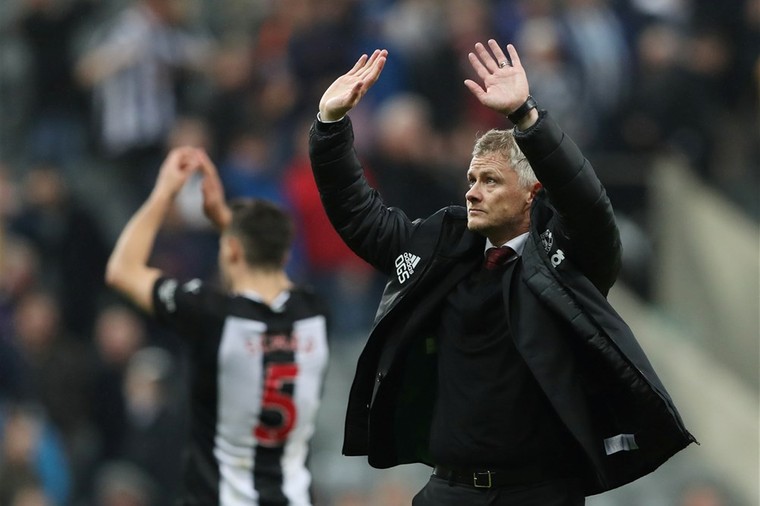 Solskjaer lacht om 'leugens' en voorspelt reactie fans op Mourinho