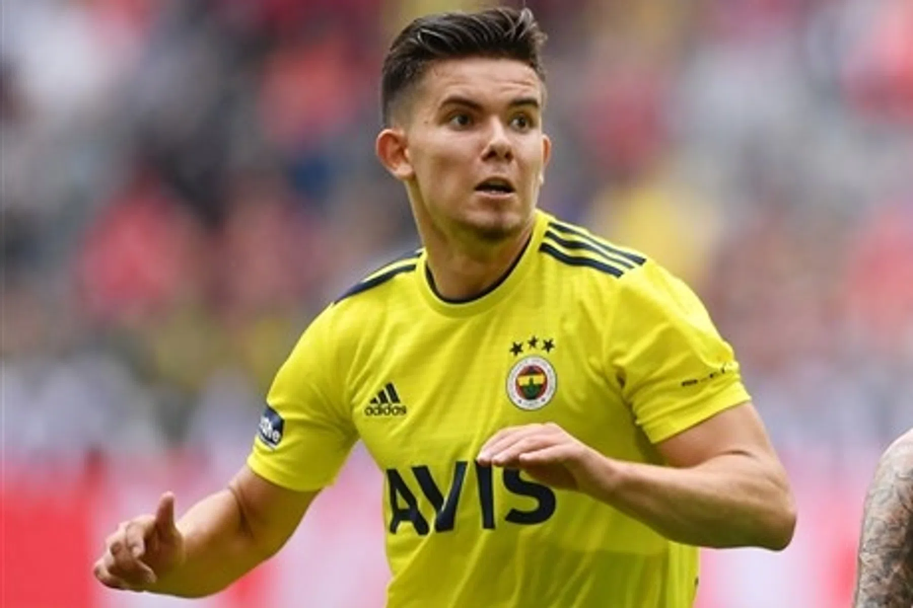 Kadioglu verovert Turkse harten met magnifiek Fenerbahçe-basisdebuut