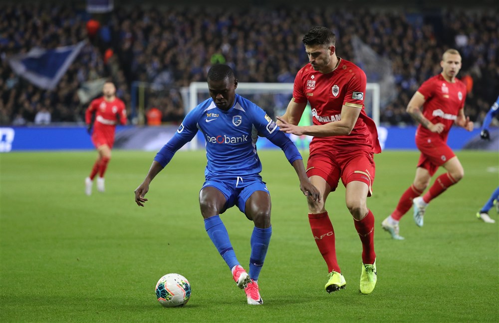 Hoedt imponeert in defensie Antwerp ondanks enkele pijnlijke missers