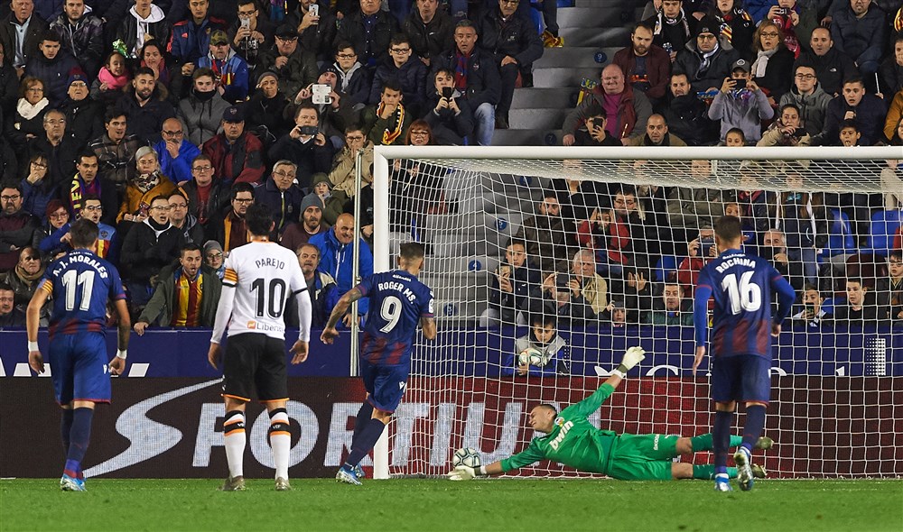 Celades heeft slecht nieuws voor Cillessen en ziet voordeel voor Ajax