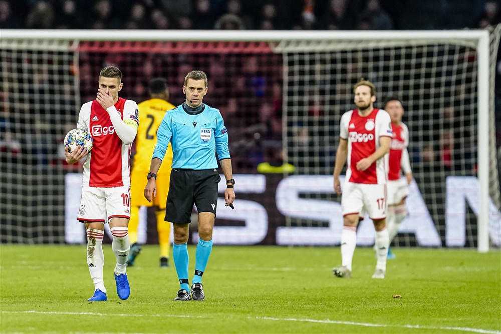 Tijdrekken loont: zoveel minuten verloor Ajax tegen Valencia

