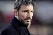 Thumbnail for article: Van Bommel boos op arbitrage na 'honderd procent handsbal'
