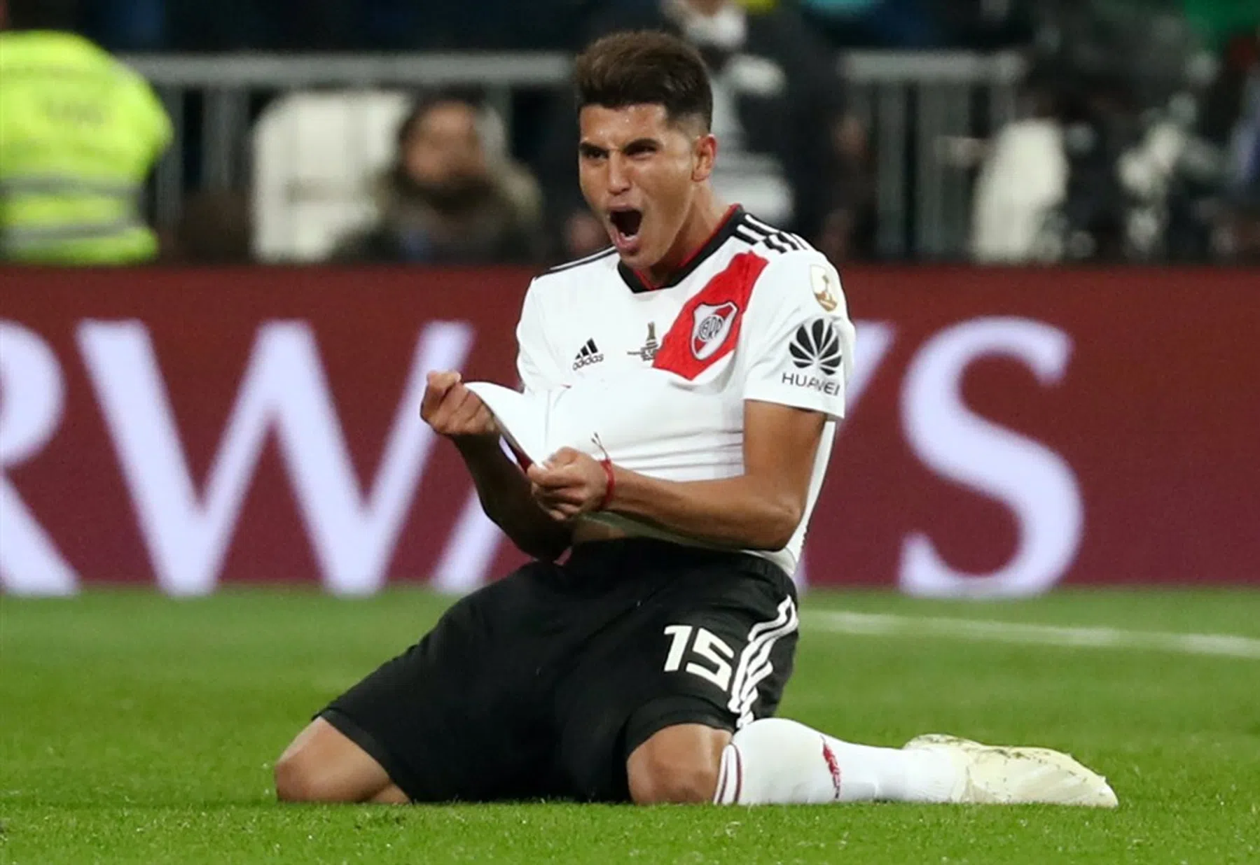 Bayer Leverkusen troeft Ajax af in strijd om Palacios