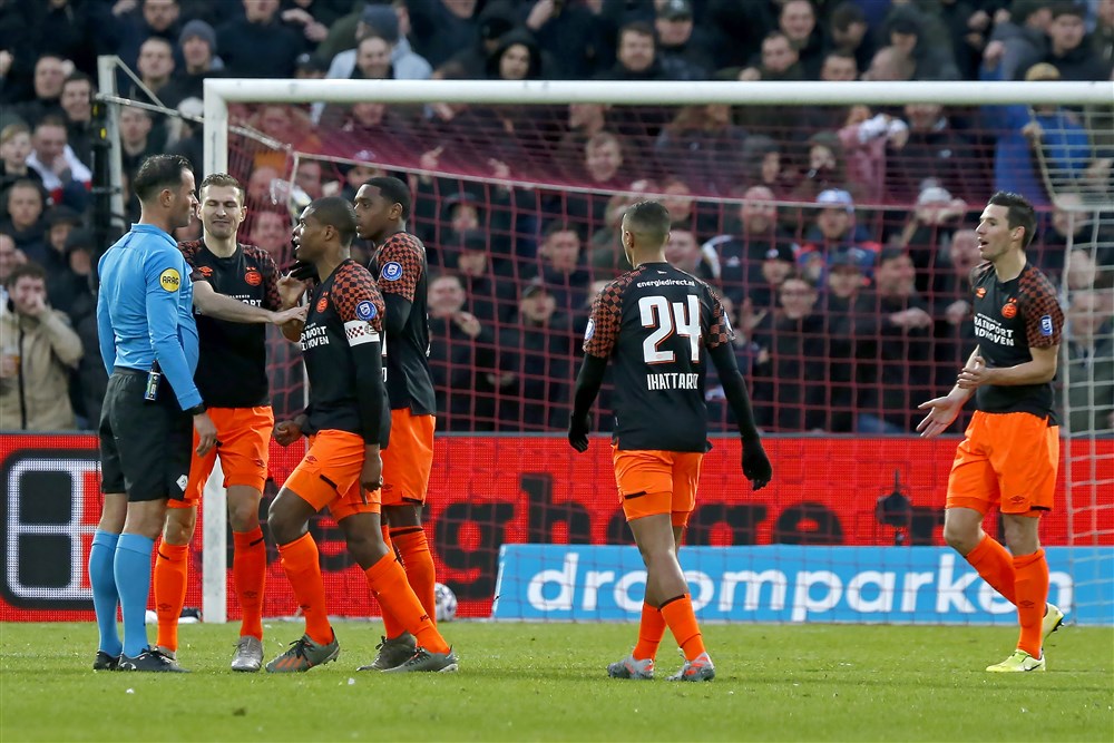 KNVB deelt beelden van penalty in De Kuip: VAR kon Nijhuis niet corrigeren