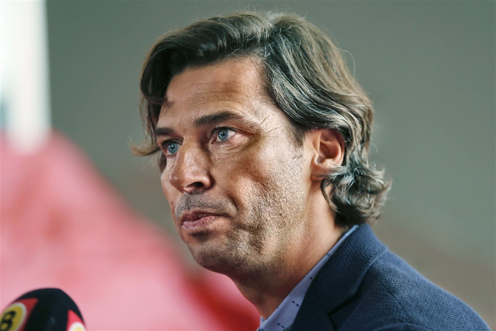 John de Jong na ontslag Van Bommel: 'Natuurlijk kijk ik kritisch naar mezelf'