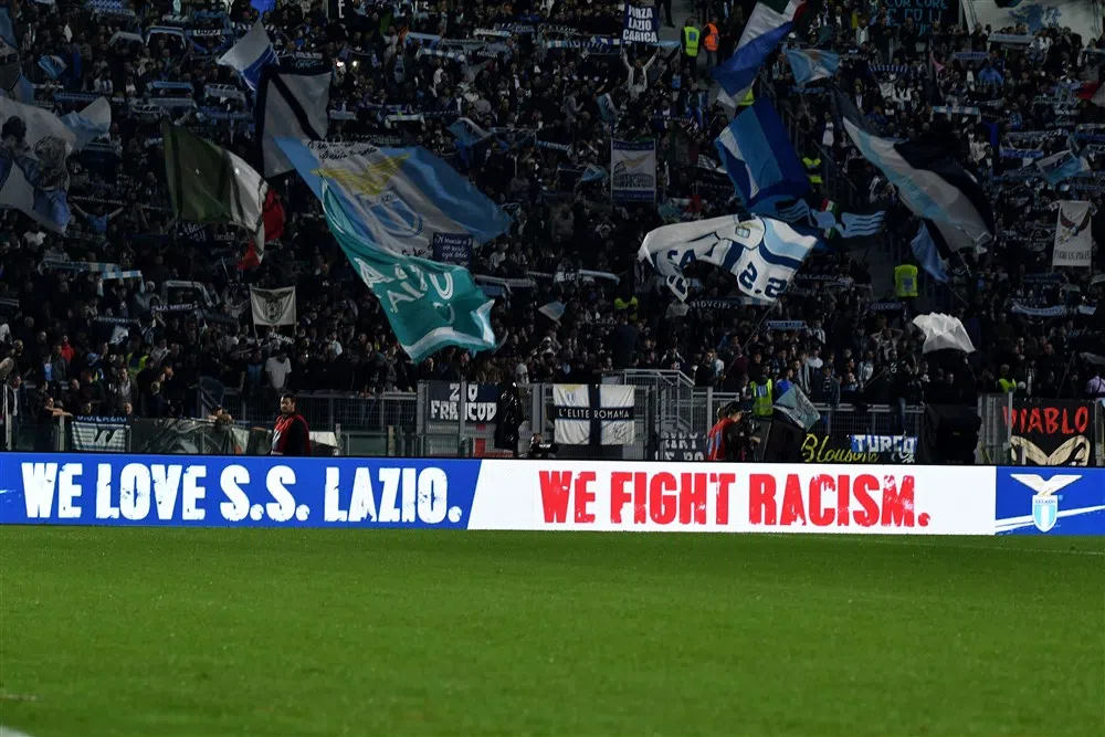 Serie A zorgt voor verbijstering met apenschilderijen 'tegen racisme'