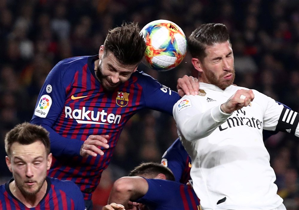 Innige kus Piqué en Ramos, Van Persie debuteert in nieuwe functie