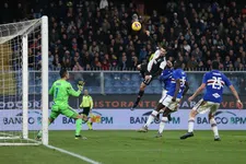 Thumbnail for article: Waanzinnige 'trampolinegoal' Ronaldo beslist feestduel Buffon