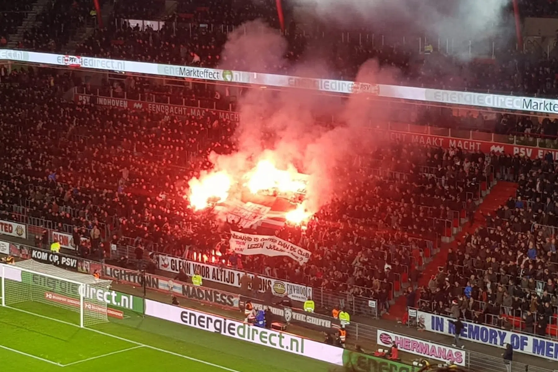 Massale steunbetuiging PSV-publiek voor Van Bommel