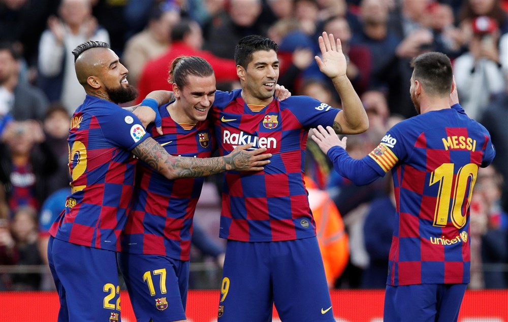 Messi en Suárez sturen Barcelona freewheelend de kerst in