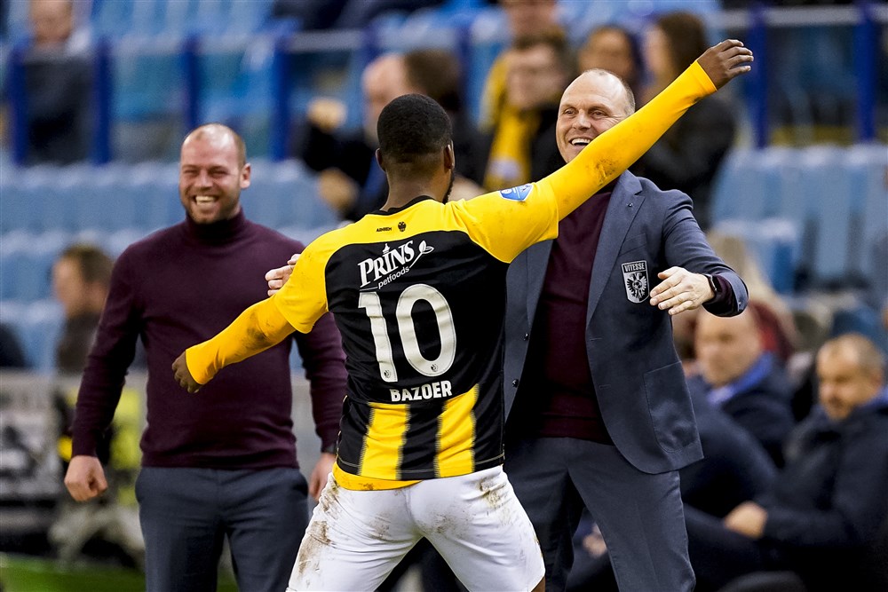 Bazoer neemt Vitesse bij de hand in duel der afzwaaiende interim-trainers