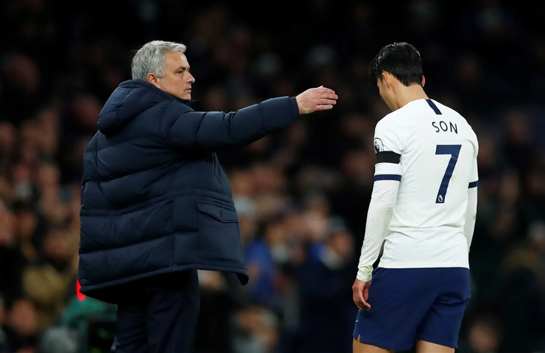 Mourinho cynisch na rode kaart: 'Rüdiger heeft een paar ribben gebroken, denk ik'