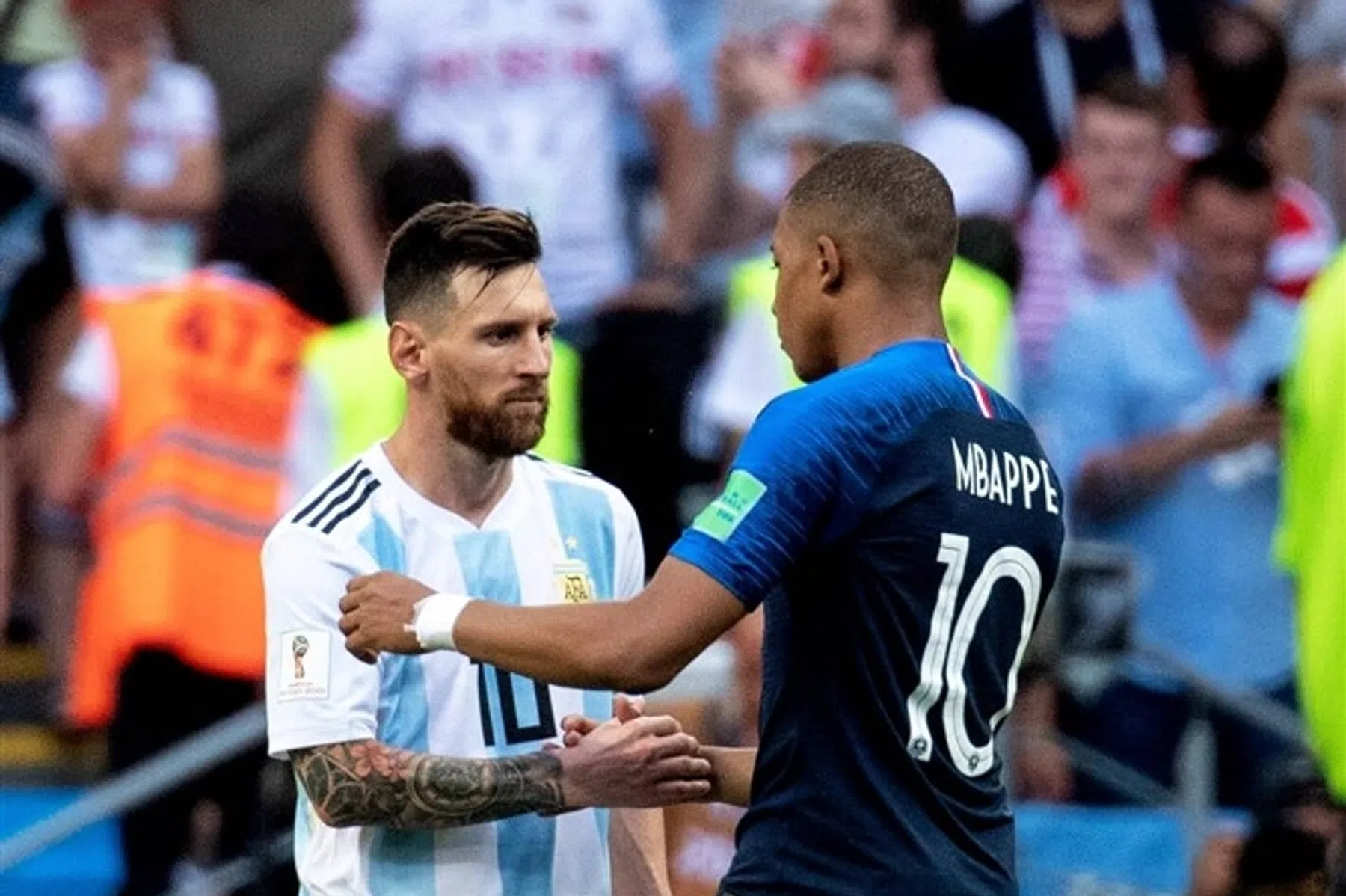 Mbappé voelt zich gevleid: 'Messi houdt me in de gaten'