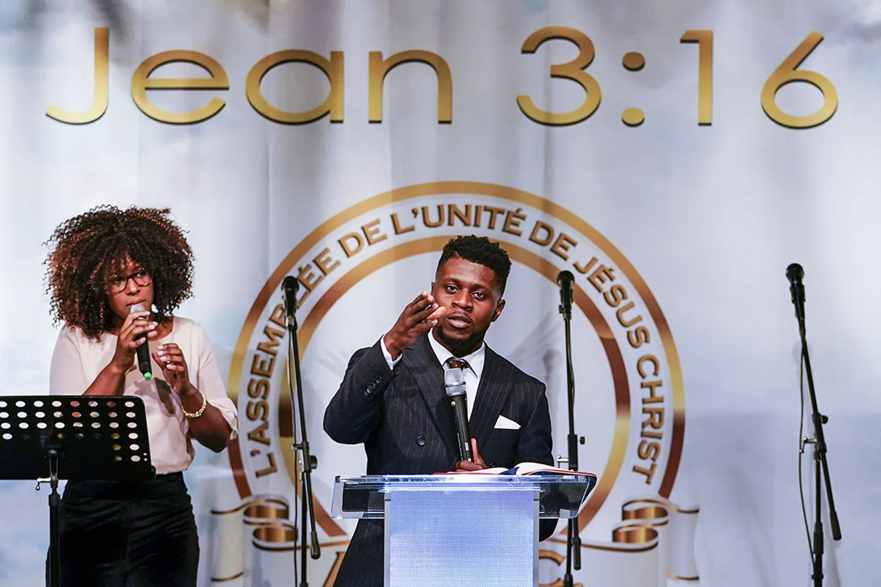 Op pad met de pingelende profeet: 'De Mbappé van het geloof'