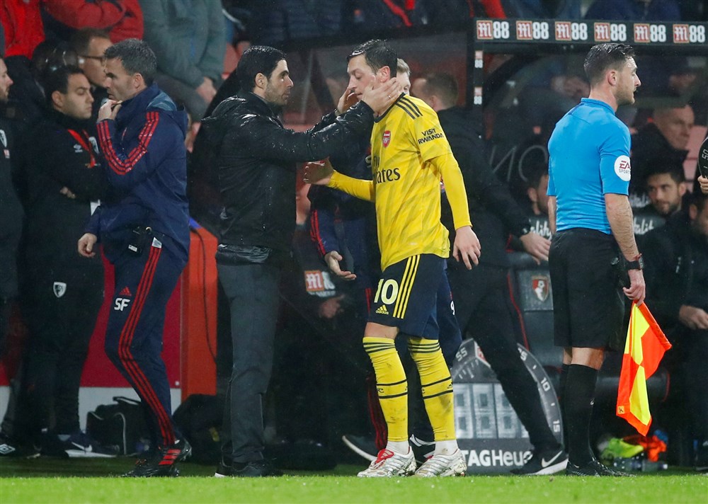 Arteta ziet sleutelrol voor Özil: in moeilijke tijden staan sterspelers op