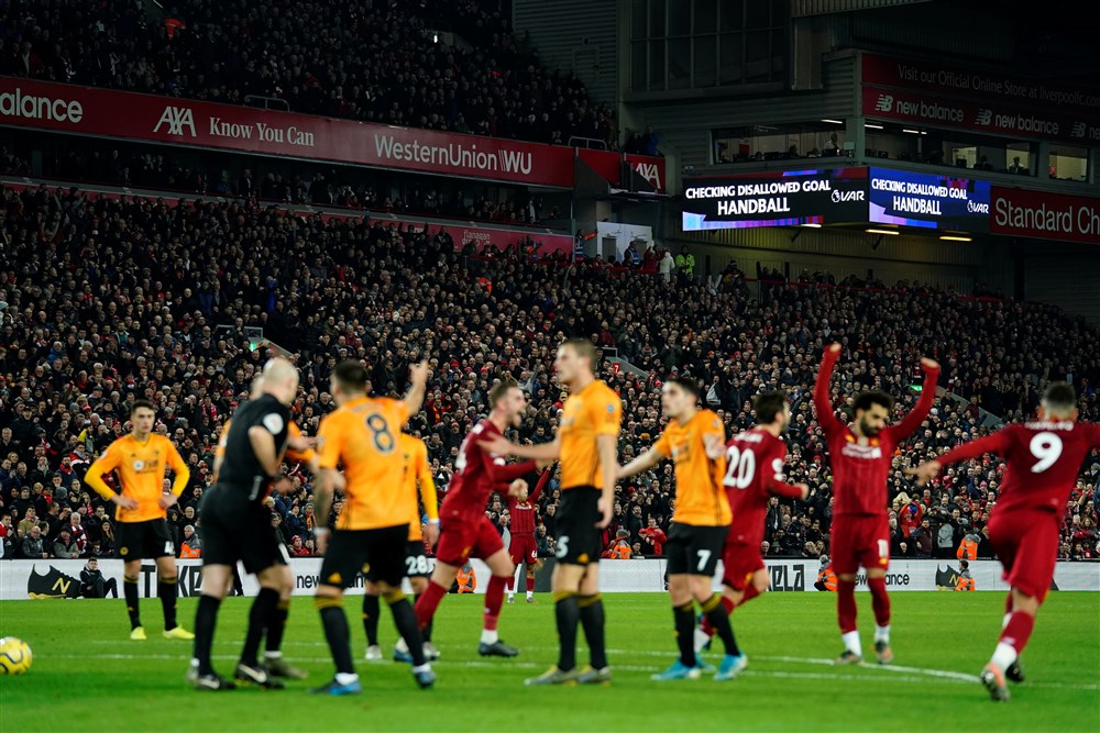 VAR uitgekotst in Engeland: ook Wolves woest om afgekeurde goal