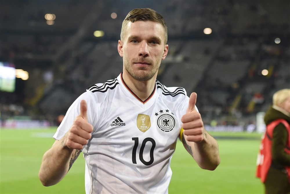 Podolski als een grootheid onthaald bij terugkeer op bekende grond